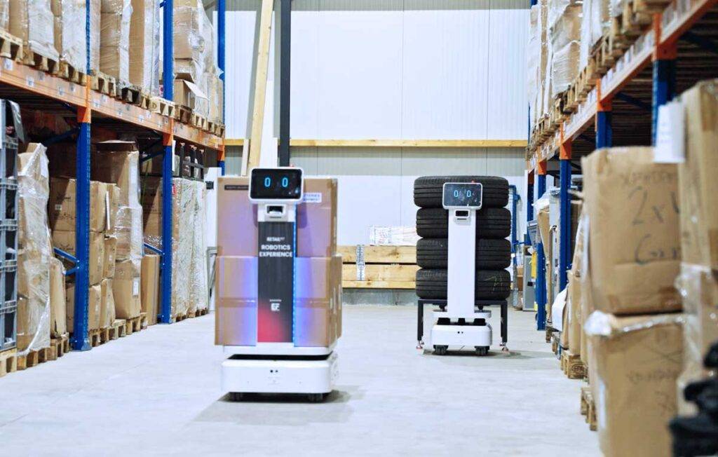 Zwei Vibotix Roboter übernehmen den autonomen Transport von Ware & sorgen für effiziente Prozesse in Industrie & Logistik.